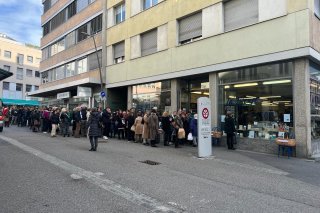 La foule se presse pour rencontrer l'écrivain français Sylvain Tesson
